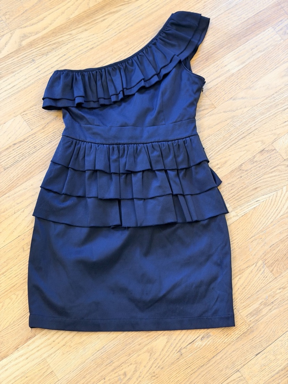 Ladies Size Medium "Walter Backer" One-Shoulder Ruffle Tiered Black Dress GUC ❤️